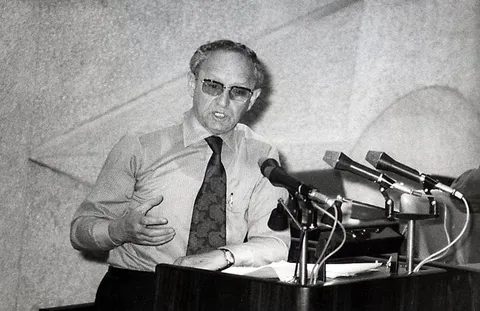 יוסף תמיר נואם מעל דוכן הכנסת בקיץ 1973.