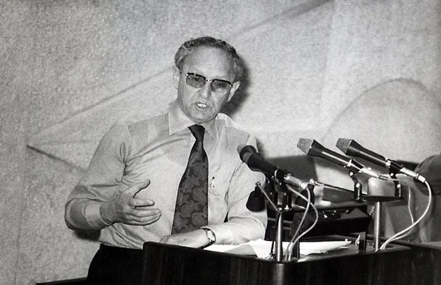 יוסף תמיר נואם מעל דוכן הכנסת בקיץ 1973.