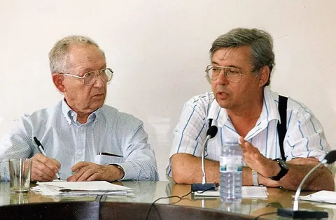 יוסף תמיר ונציב המים דן זסלבסקי ליד שולחן דיונים.