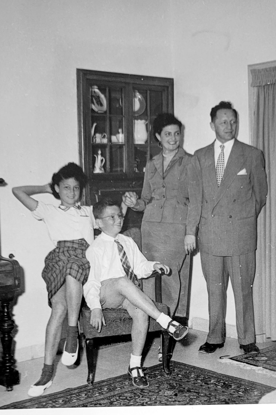 בבית המשפחה ב״שיכון דן״, תל אביב, 1956